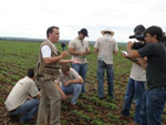 Reprter do Canal Rural Luiz Patroni mostra o trabalho feito pelos alunos na lavoura demonstrativa de Campo Verde (MT)