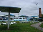 Pequenos quiosques protegem do sol o scio do ATC no parque de piscinas