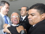 No meio da confuso duas mulheres chegaram a cair, empurradas pelos seguranas