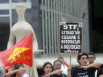 Cerca de seis manifestantes, logo no incio da sesso, pediam a liberdade do ativista e foram retirados  fora do plenrio