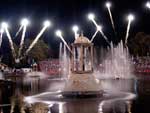 O Nativitante, espetculo do Natal Luz de Gramado,  uma pera ao cu aberto, onde cantores lricos, posicionados sobre balsas, remontam  origem do Natal. Chafarizes de gua desenham formas em meio a raios laser e fogos de artifcio costuram os temas do incio ao fim, numa comovente apresentao