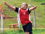 Atleta de Joinville na disputa do punhobol