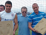 Ronaldo, Zunino e Marquinhos na homenagem aos jogadores na Ressacada