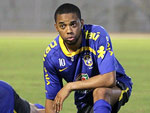 Robinho, um dos mais assediados pela torcida, treinou normalmente neste domingo