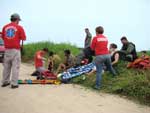 O motorista do carro e o filho foram socorridos pelos bombeiros voluntrios de Balnerio Barra do Sul
