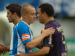 Marquinhos e Ronaldo, homenageados antes do jogo, se cumprimentam