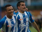 Lo Gago comemora com Eltinho, autor do passe, o terceiro gol do Leo