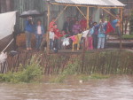 Moradores de So Gabriel sofreram com os alagamentos por causa do aumento do nvel do Rio Vacaca