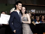 Taylor Lautner, o Jacob Black, e Kristen Stewart, Bella, chegam  premire