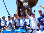 Equipe de Florianpolis comemora a conquista o trofu do ciclismo na frente do monumento do Desbravador