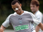 Zagueiro Roger Carvalho voltou a treinar com proteo no nariz aps cirurgia