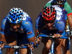 Uruguaio Ramiro Cabrera (capacete azul) foi atropelado por um carro no aquecimento, mas ajudou a equipe de Florianpolis a conquistar o trofu no ciclismo