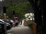 Pedestres tiveram que se protejer da chuva