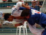 Disputa do jud entre os atletas de Florianpolis (azul) e Joinville (branco)