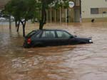 Registro de leitora mostra carro cercado de gua em Igrejinha