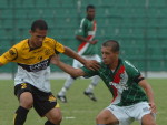 Lateral do Tigre tentando passar pela marcao alvinegra