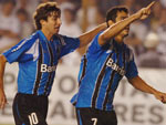 Tcheco e Diego Souza celebram a classificao do Grmio  final da Copa Libertadores da Amrica de 2007, contra o Santos na Vila Belmiro