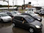 O trnsito na Avenida Ipiranga, em Porto Alegre, ficou congestionado devido  queda de postes e rvores