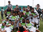 Jogadores do Figueirense comemoram a conquista do ttulo do Catarinense Juvenil
