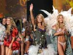 Comandadas pela alem Heidi Klum, com a brasileira Alessandra Ambrsio  direita, as angels se despedem da passarela