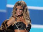 A top Marisa Miller desfila o Fantasy Miracle Bra, suti cravejado de rubis e diamantes