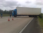 A retirada de um caminh�o que tombou ontem na Freeway interrompeu o fluxo na rodovia na altura do km 24,5 na manh� desta sexta-feira