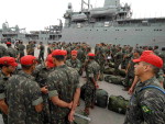 Em Rio Grande, batalh�o de paraquedistas desembarca para Opera��o La�ador