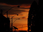 Horizonte urbano em contraste com o fim do dia em Santa Maria