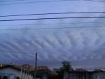 Na foto do leitor Guilherme Bortoluzzi nuvens pouco comuns nos c�us de Santa Maria