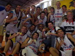 Jogadores de Joinville comemoram o trofu conquistado no basquete
