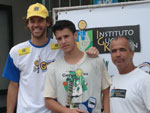 Guga entrega trofu a um dos campees do torneio promovido pelo Instituto Guga Kuerten