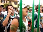 Torcedores protestaram aps a derrota para o Atltico-GO