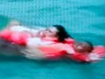 Mais de 200 pessoas so resgatadas de navio que naufragou na Indonsia. A imagem da TV Metro mostra sobreviventes no mar esperando resgate aps o naufrgio de embarcao