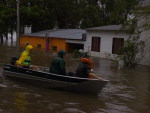 Moradores andam de barco nas ruas de Rosrio do Sul
