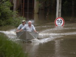 Moradores do Passo do Verde, em Santa Maria, tiveram de se locomover de barco
