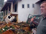 Alto Serafim – Luis Alves, casa de Valfredo e Verina Nowasky, em meio a tanta destruio o olhar distante do meu irmo Valmir