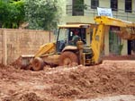 No Bairro Tribess, deslizamento fechou a rua.