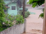 Entrada da minha casa, na Rua Jlio Michel, e ao fundo a Rua Maria de Lourdes Prim. Tarde do dia 23/11.