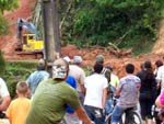 Barreira da Rua Progresso sendo retirada.