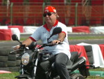 Titnio Massa, pai do piloto da Ferrari Felipe Massa, deu uma volta de moto pela pista