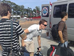 Luciano Burti chegando ao kartdromo