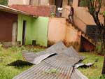 O Rio Grande do Sul j tem 90 municpios em situao de emergncia por causa dos temporais. Na foto, a situao de uma casa em Santo Cristo