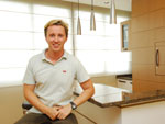 Integrao de gabinete amplia living de apartamento, configurado com jantar, estar, churrasqueira e webspace, no projeto de reforma assinado pelo arquiteto Marcelo John