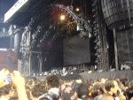 Assim que conseguiram entrar no Morumbi, fs foram para a frente do palco esperar pela banda