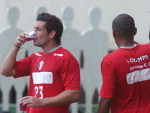 Jogadores se refrescam durante o treino na Arena