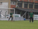 Goleiros treinando para tentar segurar o ataque do Joinville