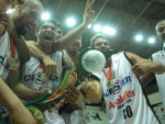 Jogadores comemoram a hegemonia do basquete joinvilense