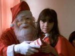 Esta foto foi tirada no natal de 2008 com minha filha rayssa recebendo presente do papai noel na festinha da escola