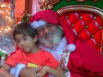 Gabriel Eduardo Sria Hanada, na casa do Papai Noel no Natal ReLuz de Palhoa-SC. Natal 2009