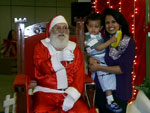 Eu e minha Mame, passeando no Shopping.. encontramos o Papai Noel, de incio, no me agradei muito.. mas logo depois ele me presenteou com balinhas... No dia do Natal, vamos ver se ele ser um Bom Velhinho, pois eu me comportei!!! :) Feliz Natal, Gabriel Antnio